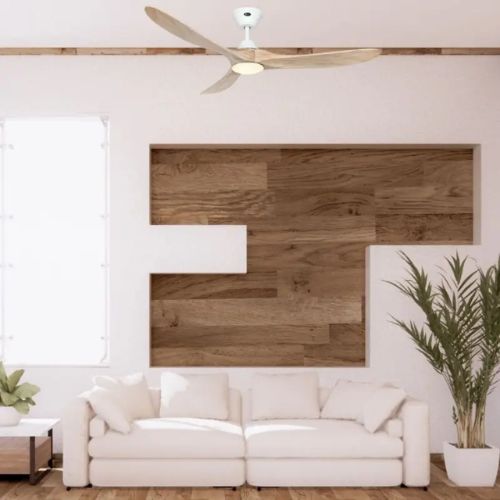 Ventilateur plafonnier en bois clair Eco Genuino Casafan dans dans un salon blanc et bois